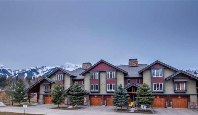 Pinnacle Ridge Chalets by Fernie Lodging Co