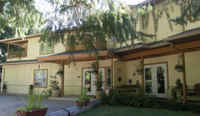 Cedar Wood Lodge Bed & Breakfast Inn