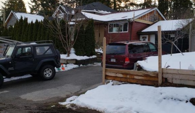 Surrey chic 2 bdrm basement unit