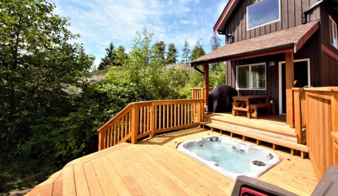 Beautiful Waterfront Cabin with Hot Tub!