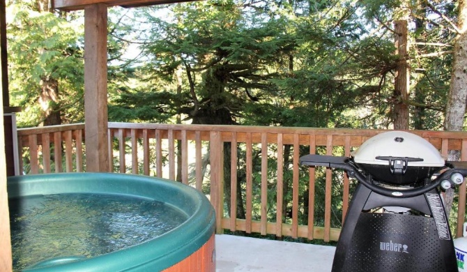 Waterfront 2 bedroom Cottage with Hot Tub!