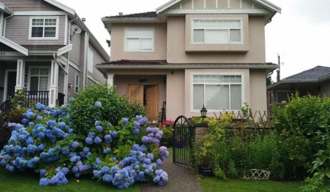 Helen's House / Close to Skytrain and Airport