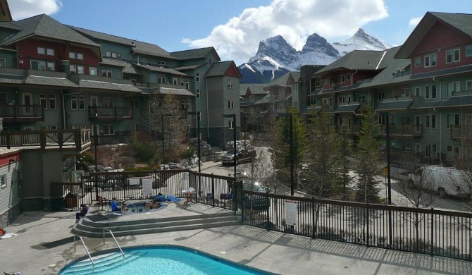 Banff Free Night Ski Getaway! Beautiful Canmore - 2 Bedroom Condo! Walk to Town! Year Round Outdoor Pool! 3 Hot Tubs!Park Pass!