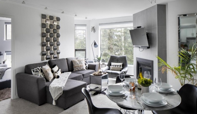 The Modern Whistler Apartment - Ski-in ski-out