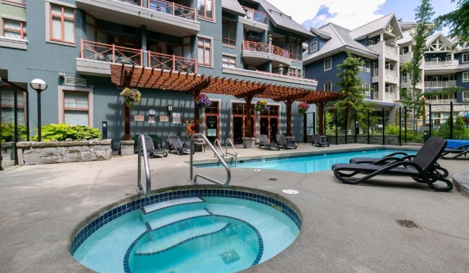 Beautiful Whistler Village Alpenglow studio suite with cozy fireplace cable smartTV WIFI pool hot tub sauna gym gorgeous mountain views