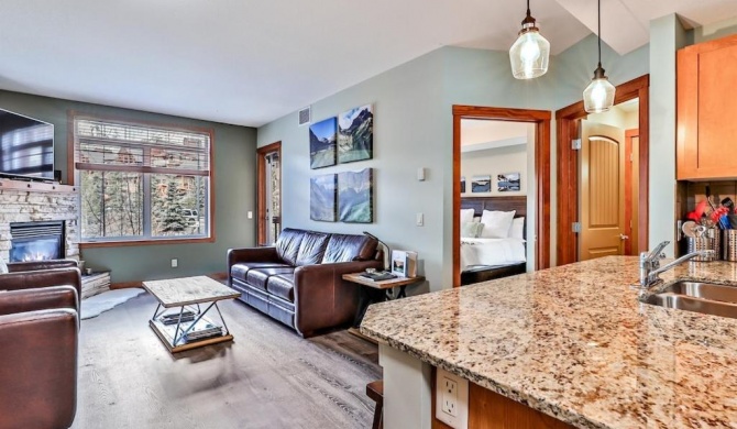 Fenwick Vacation Rentals Inviting Rocky Mountain HOT TUB in Top Rated Condo