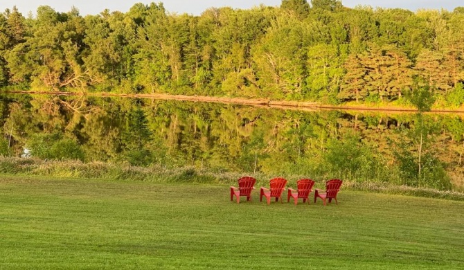 4 bedroom, 2.5 bathroom Riverside Retreat, sleeps 12. Durham, Nova Scotia