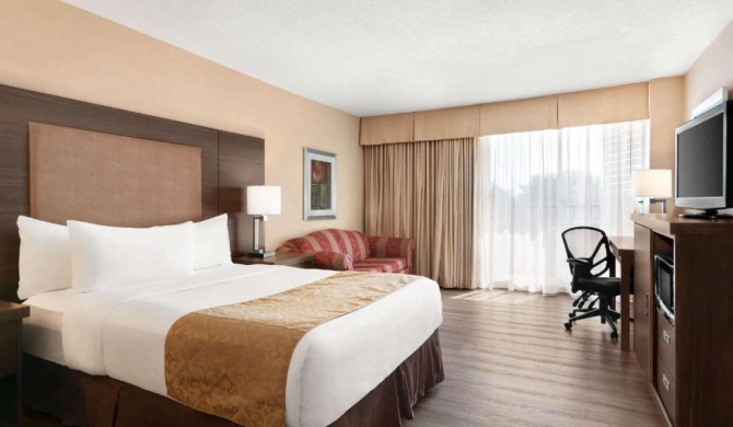 Ramada by Wyndham Belleville Harbourview Conference Center