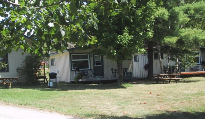 Colonial Bay Motel and Cottages