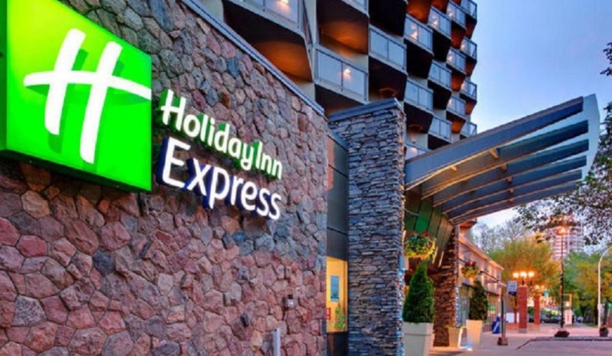 Holiday Inn Express Edmonton Downtown, an IHG Hotel