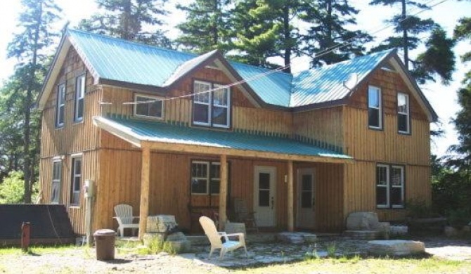 4 Bedroom Cottage on Manitoulin Island Next to Sand Beaches!