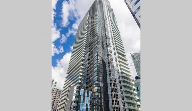 2Bedrooms+2Bathrooms Luxury Condo near CN Tower with Free Parking