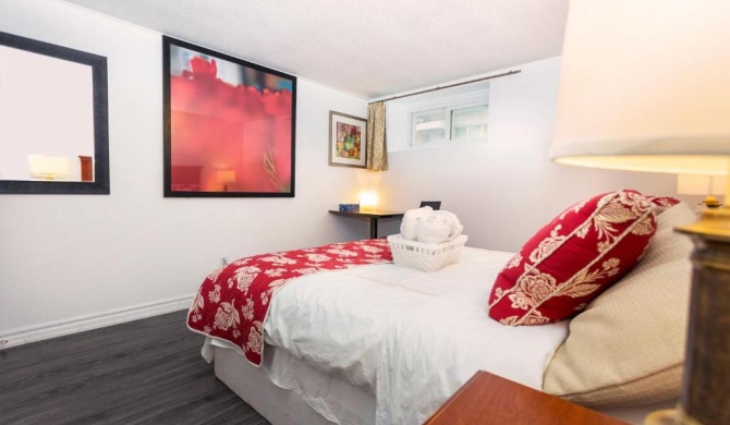 Cozy 3BR 2Bth Suite, A min to Hwy401, 404 & DVP