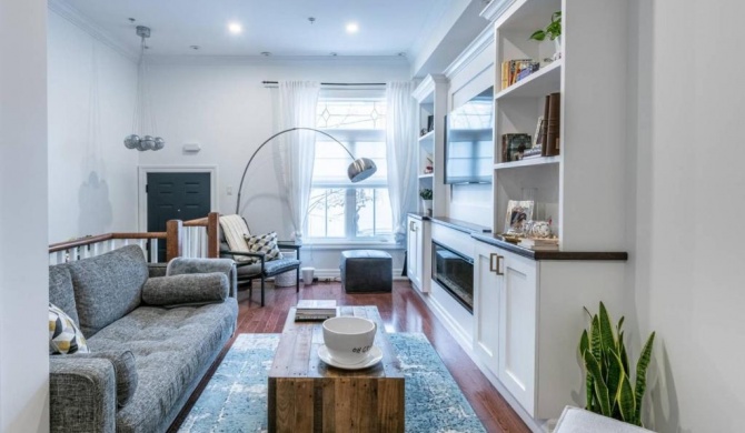 Modern 2 Bedroom Serene Townhome in Queen East