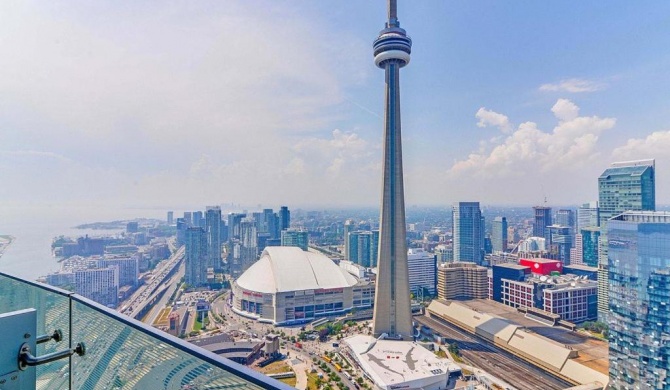 Presidential 2+1BR Condo, Entertainment District (Downtown) w/ CN Tower View, Balcony, Pool & Hot Tub