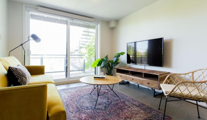 Huge & Swanky Apartment by Atwater Market by Den Stays