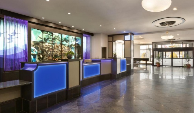 Travelodge by Wyndham Quebec City Hotel & Convention Centre