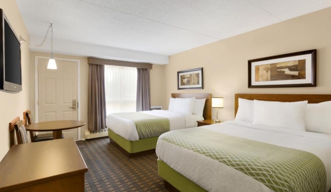 Colonial Square Inn & Suites