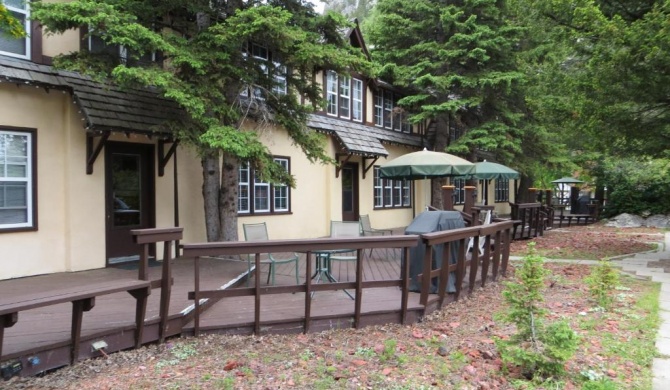 Crandell Mountain Lodge